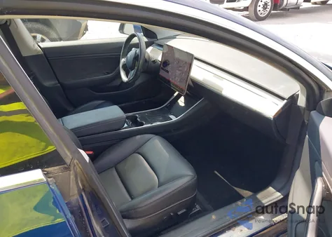 2018 Tesla Model 3 Long Range/Mid Range z USA, uszkodzony, nr VIN 5YJ3E1EA5JF027025